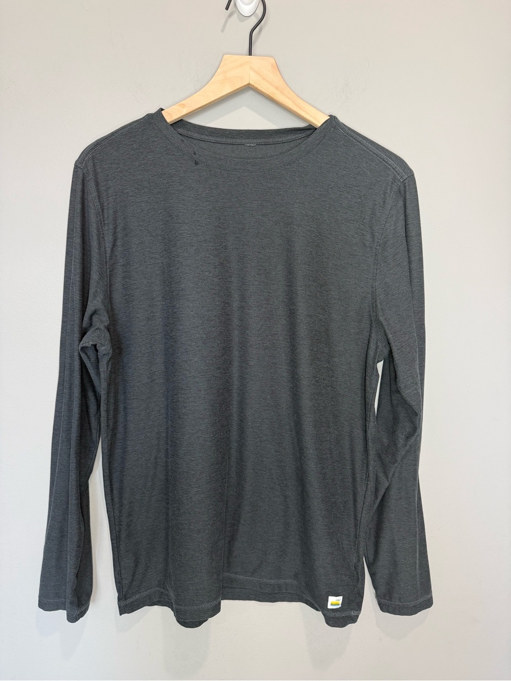 Vuori Mens Strato Tech Tee‎ in Size Large Charcoal